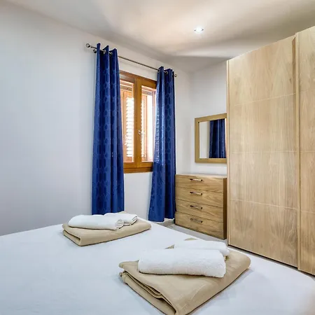 Luxury With Jacuzzi, Bbq And Huge Pool Għajnsielem