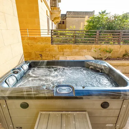 Luxury With Jacuzzi, Bbq And Huge Pool Apartment *