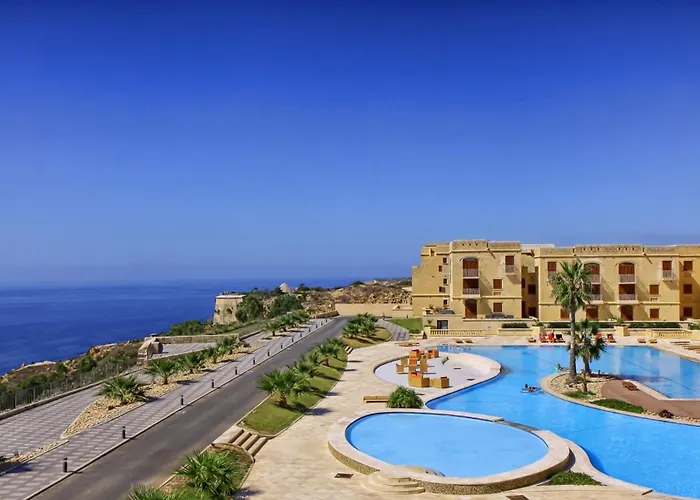 Luxury With Jacuzzi, Bbq And Huge Pool Għajnsielem