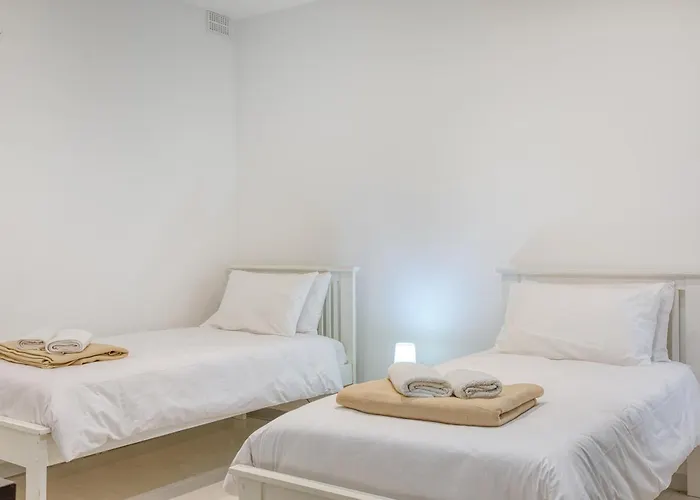 Luxury With Jacuzzi, Bbq And Huge Pool Għajnsielem