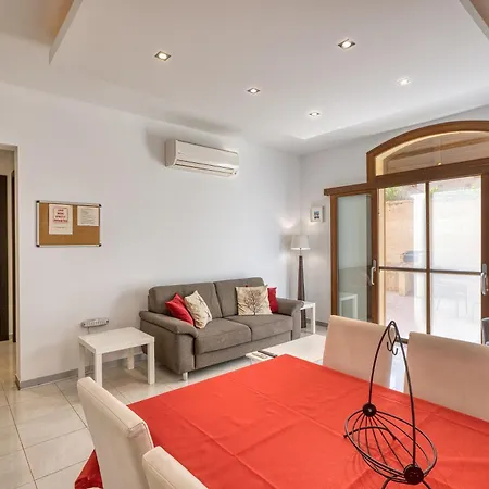Luxury With Jacuzzi Bbq And Huge Pool Għajnsielem