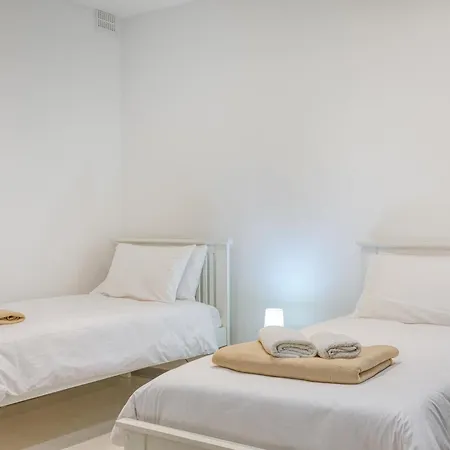 Luxury With Jacuzzi Bbq And Huge Pool Għajnsielem