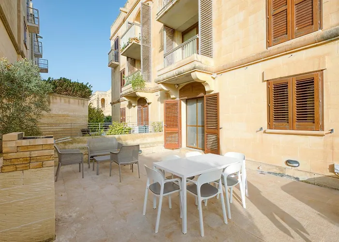 Luxury With Jacuzzi, Bbq And Huge Pool Għajnsielem