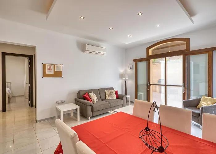 Luxury With Jacuzzi, Bbq And Huge Pool Għajnsielem